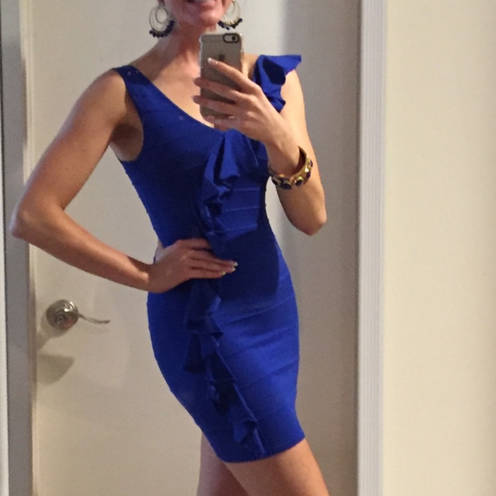 Super cute and flattering cobalt blue cocktail!