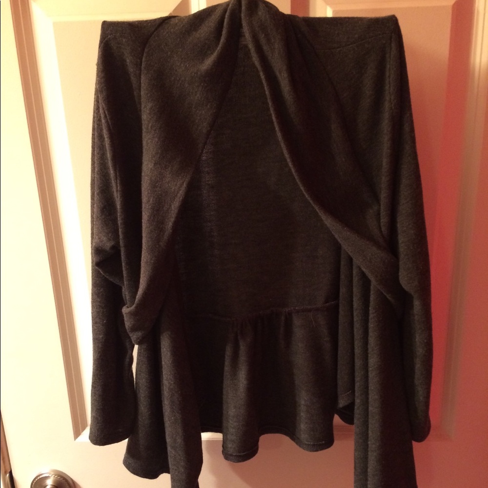 Cardigan gray soft sweater with ruffle