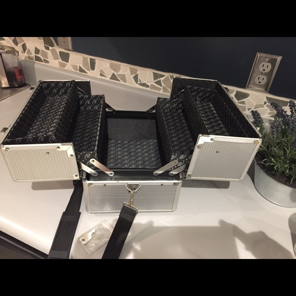 Caboodles Pro Case for Cosmetics or Hairstyling
