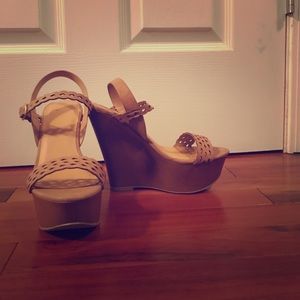 New!! Beige plateform wedges size 6