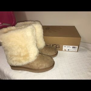 UGG Pattens, chestnut, size 6, never been worn!