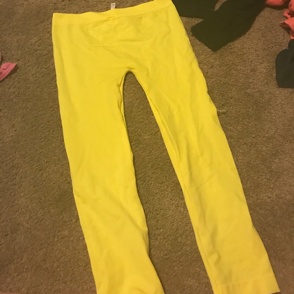 Capri leggings in bright yellow!