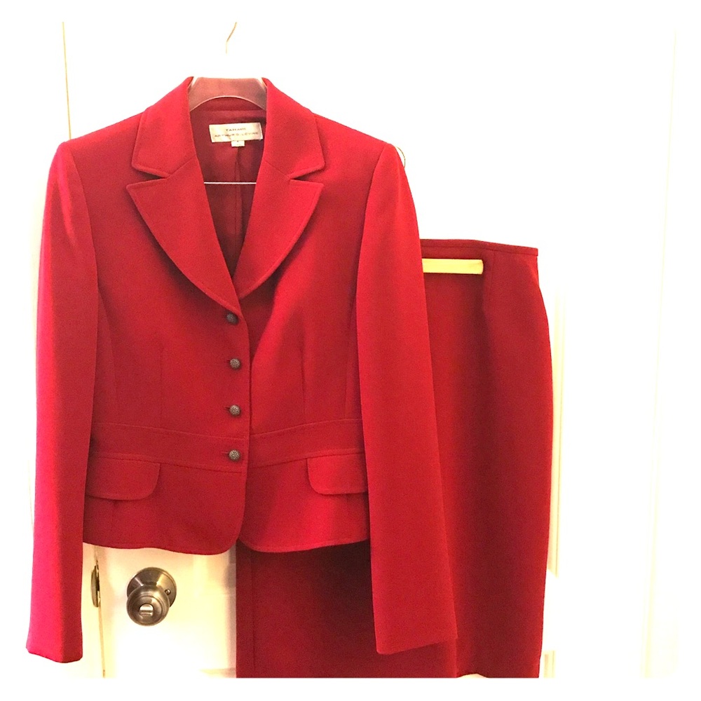 Tahari by Alfred Levine skirt suit