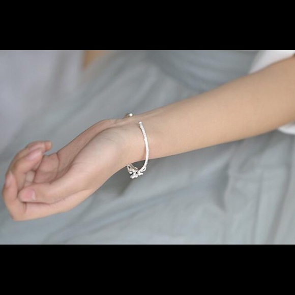 🎄 PRICE DROP: CHERRY BLOSSOM BANGLE - Picture 6 of 6