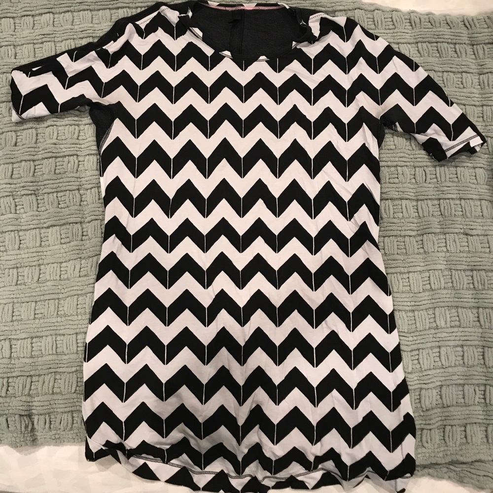 Lululemon t shirt size 6