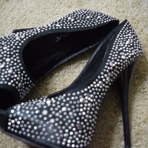 👠✨ Star studded black heels