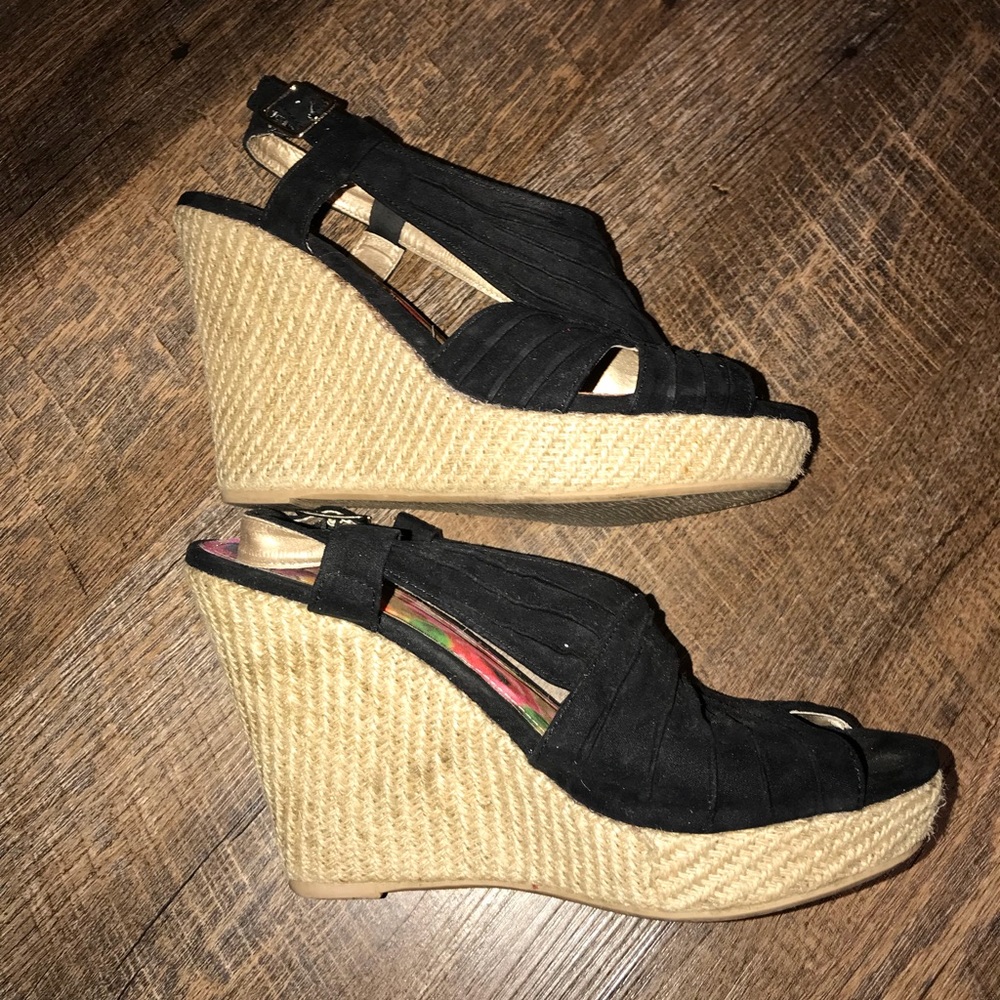 Black wedges
