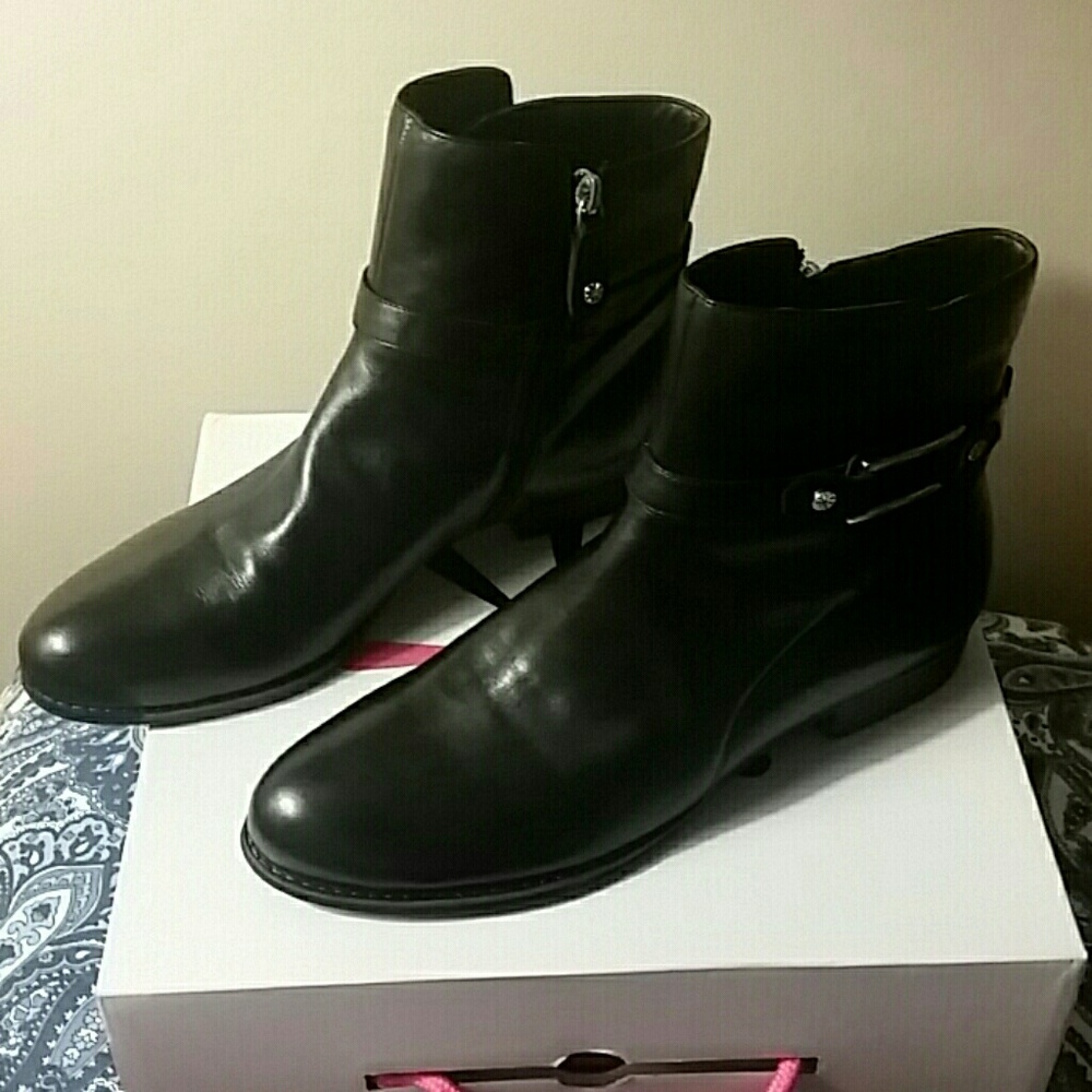 👢FINAL MARKDOWN Isaac Mizrahi ankle boot