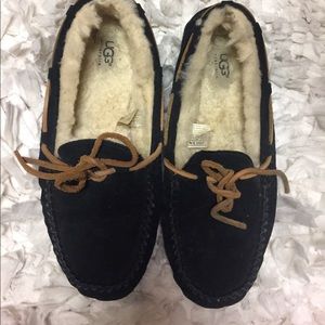 Barley worn ugg Dakota slippers!!
