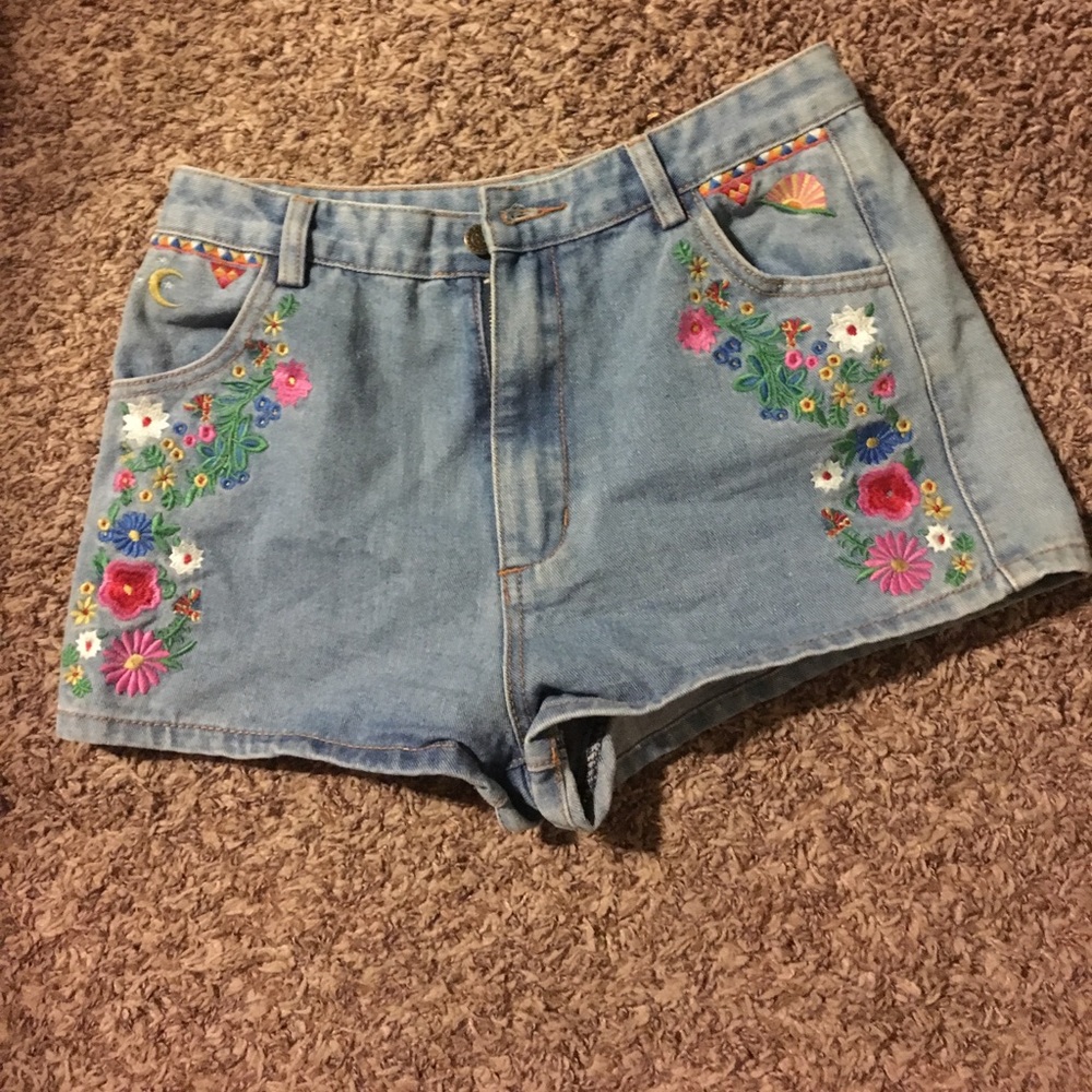 Embroidered shorts-fits 4-6 best IMO