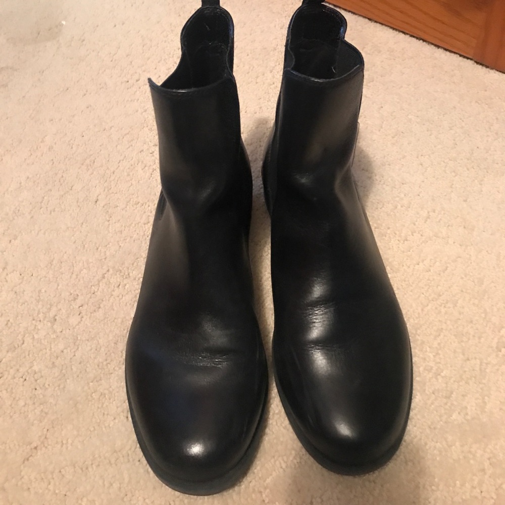 Me too black leather booties