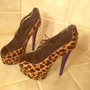 London Trash "Crush"  size 8 platform sandals