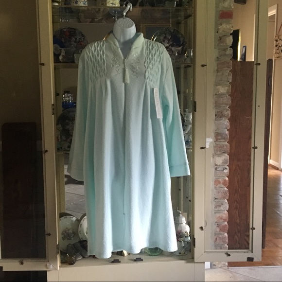 MISS ELAINE PALE GREEN LONG SLEEVE ROBE BNWT - Picture 1 of 3