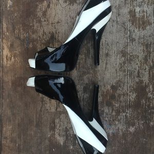 BCBG 9.5 Black and White Heels