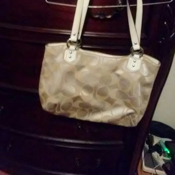 Coach. - Picture 2 of 4