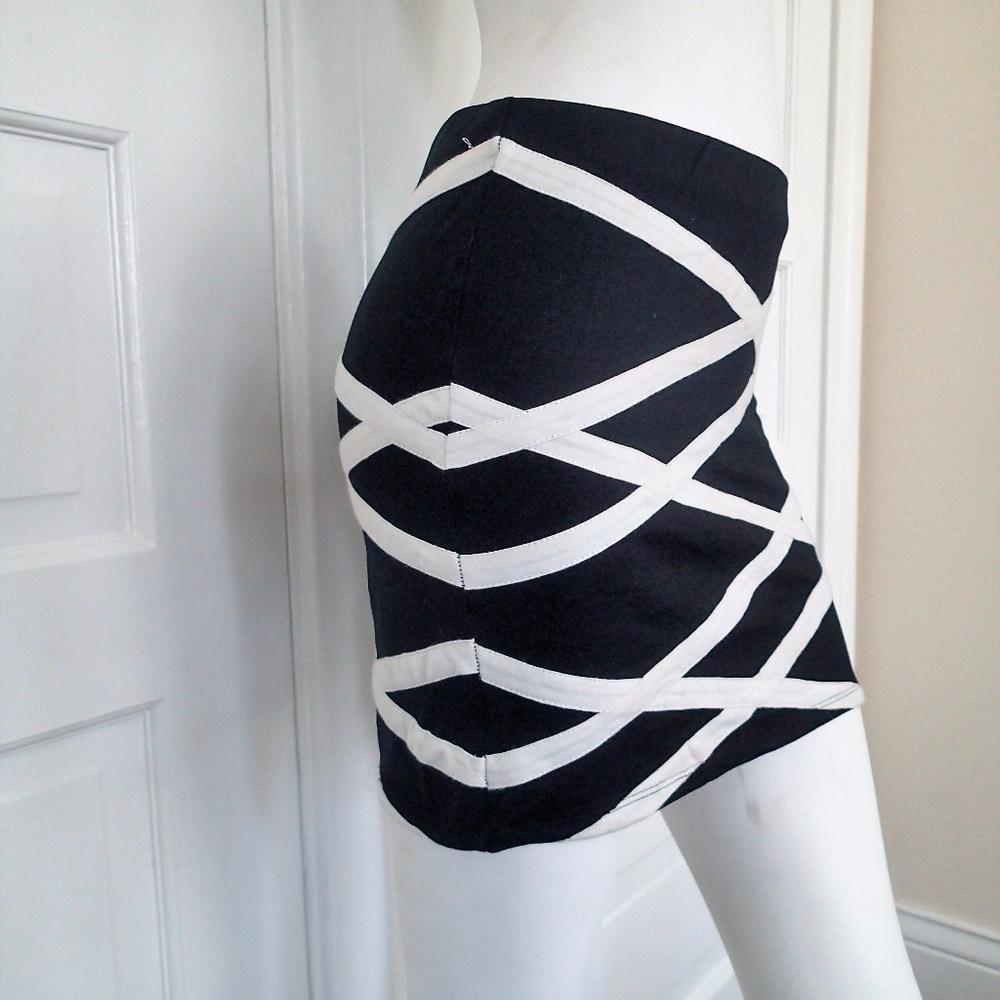 🔴3/$23!🔴 Forever 21 black and white mini skirt