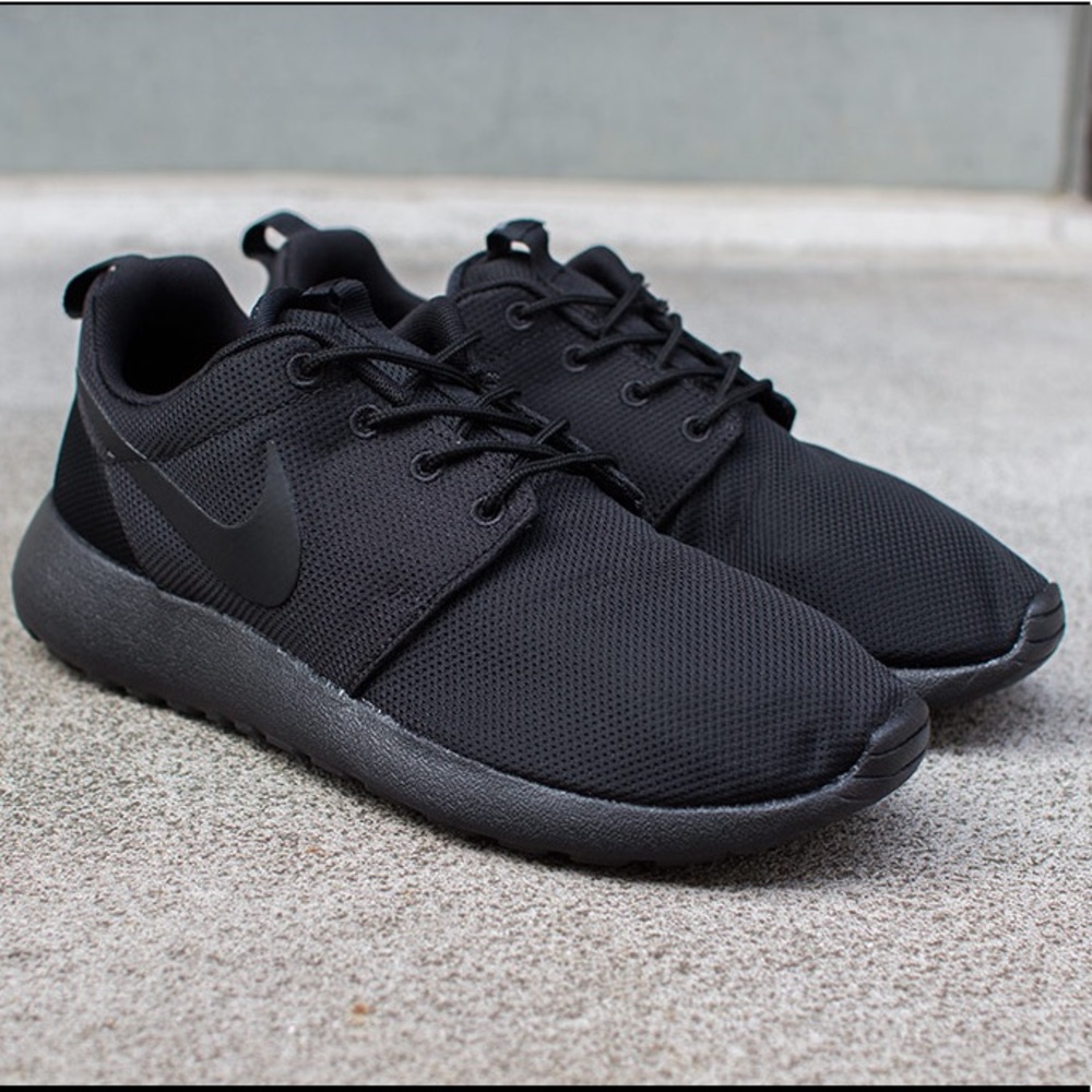 Women’s black on black Nike Roshe Run