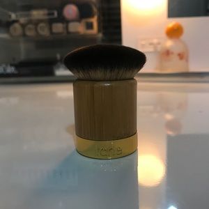 Tart kabuki brush