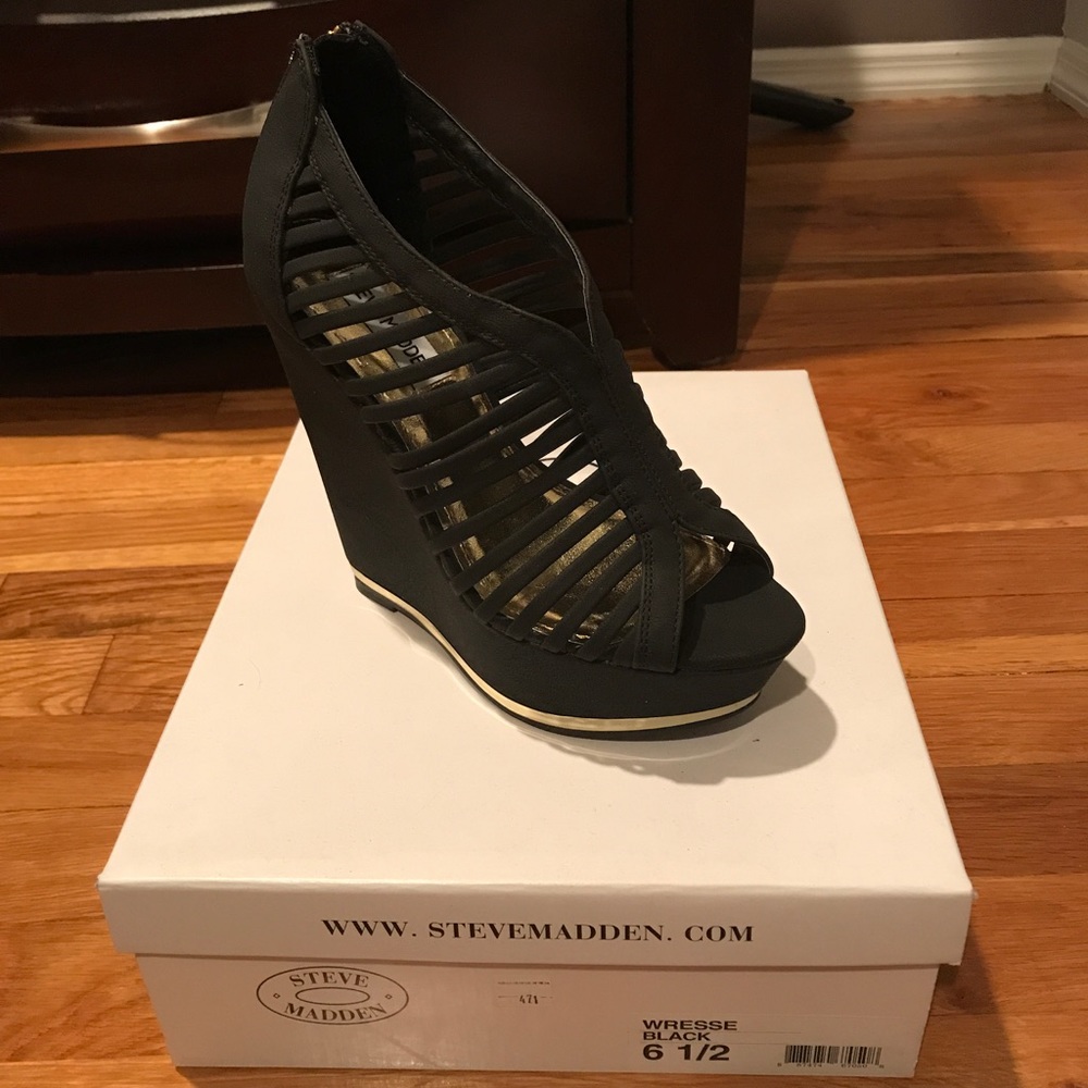Steve Madden Black Platform Sandals