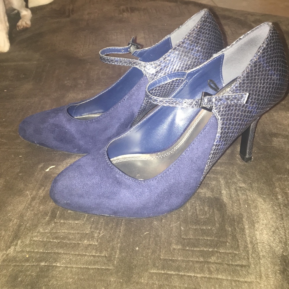 Navy blue Mary Jane heels