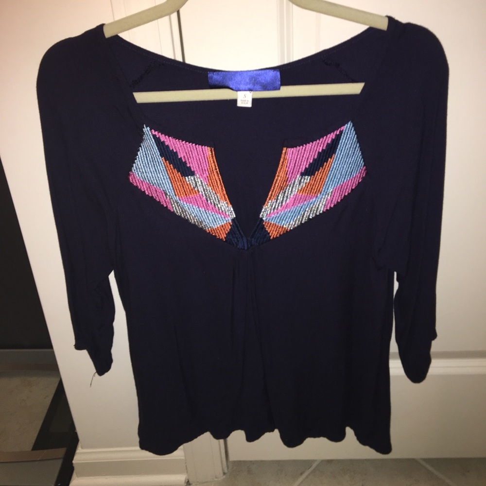 V-neck navy 3/4 sleeve shirt