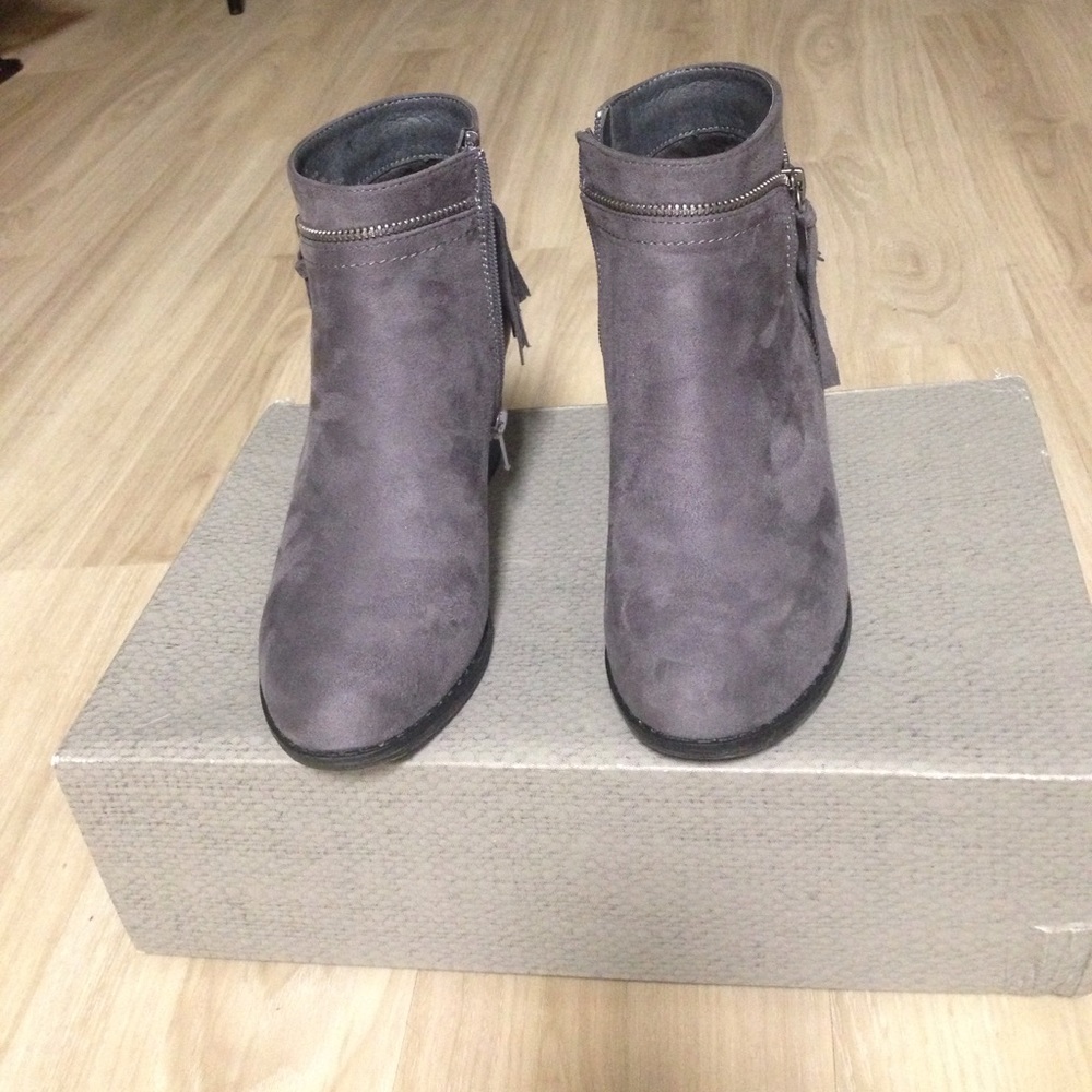 NWT  Maurices  Gray Suede Booties