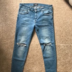 Zara Light Wash Ankle Length Distressed Jeans sz32