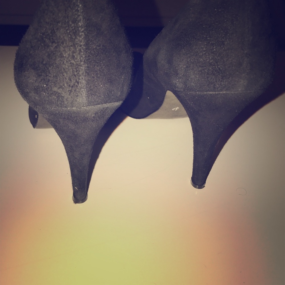 André black pointy heels suede