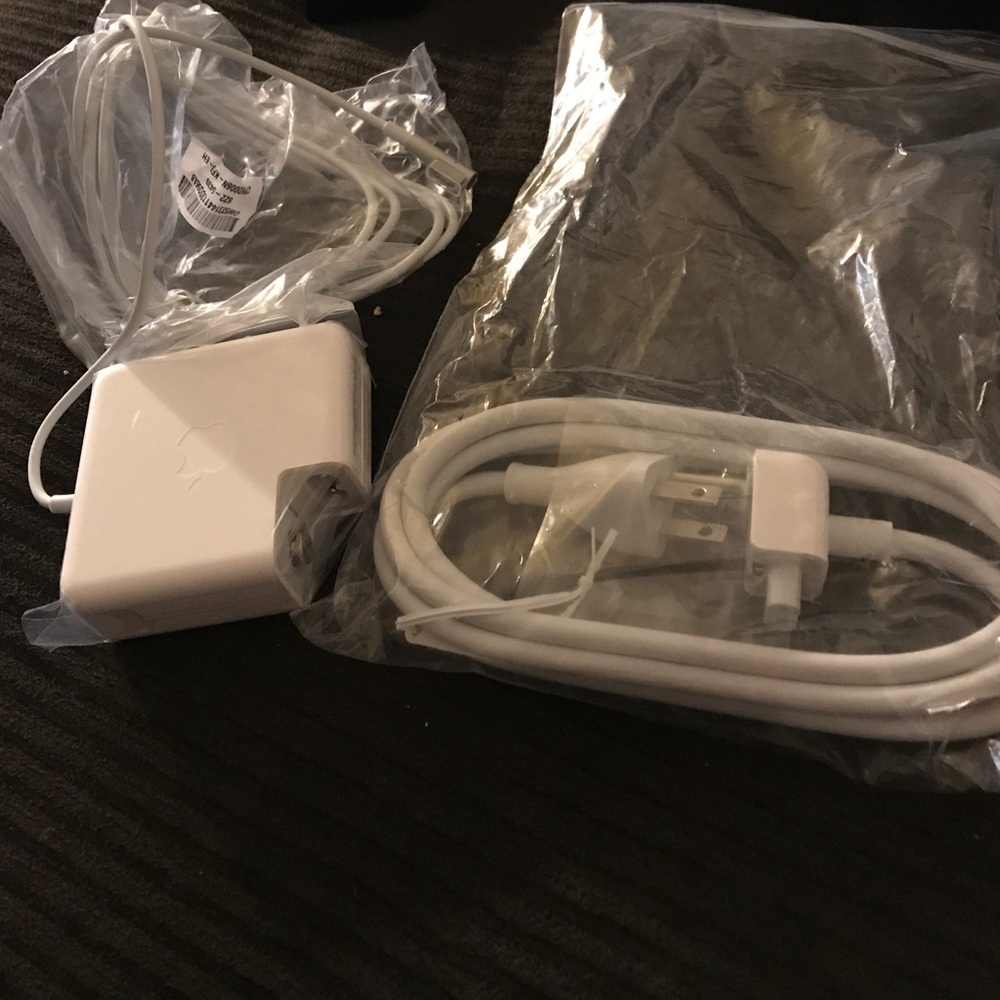Apple 85W MagSafe power adapter
