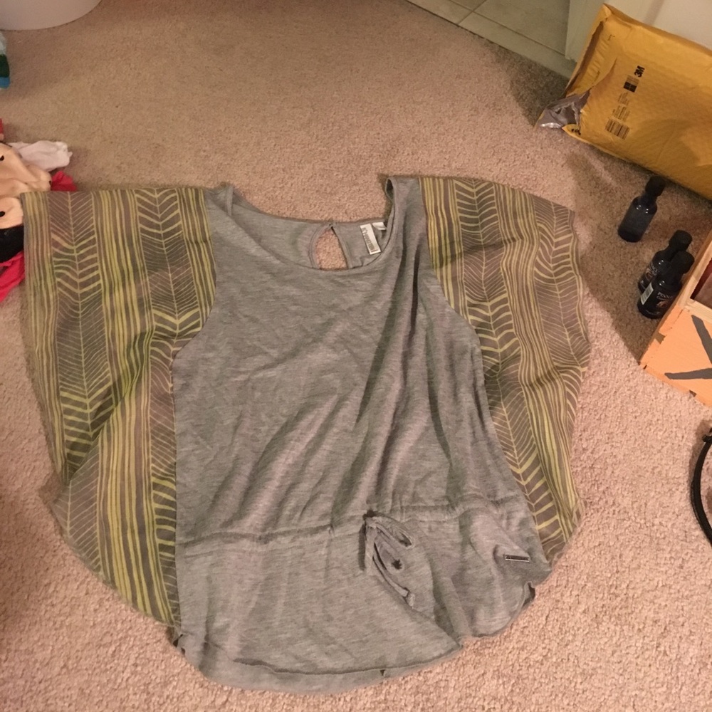 Very cute flowy blouse!
