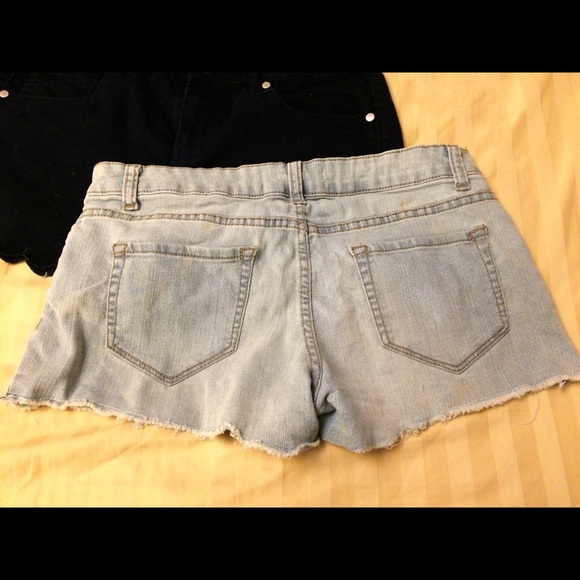 Light wash shorts with frayed ends - Picture 2 of 3