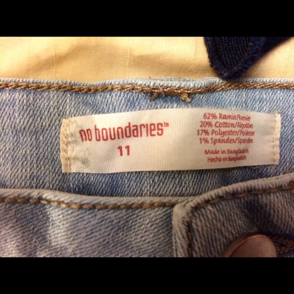 Light wash shorts with frayed ends - Picture 3 of 3