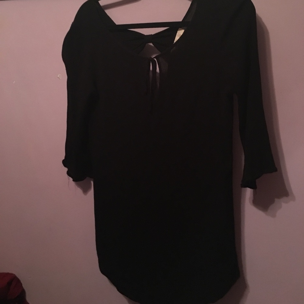 Black tunic. Rayon. Bow in back.