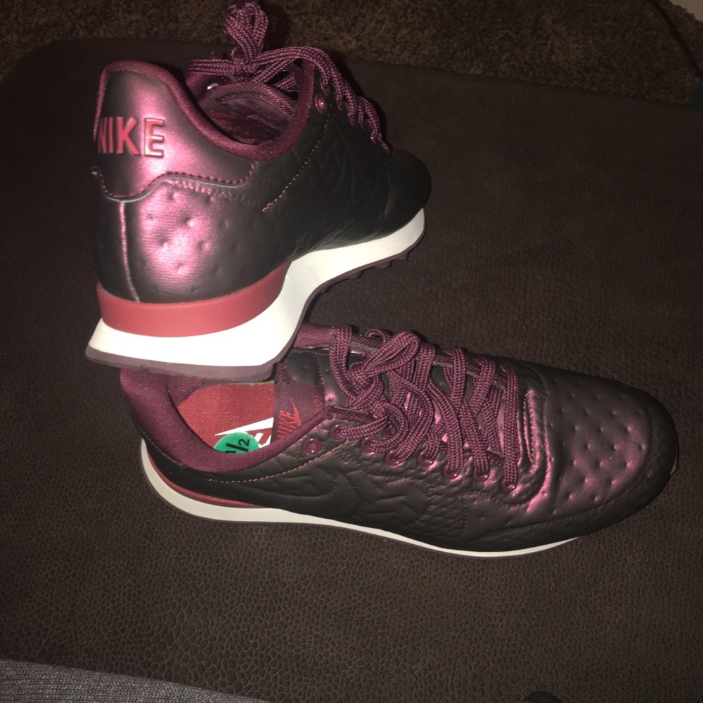 Women’s retro Nike’s, size 8, worn once.