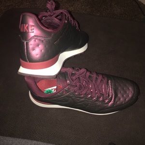 Women’s retro Nike’s, size 8, worn once.