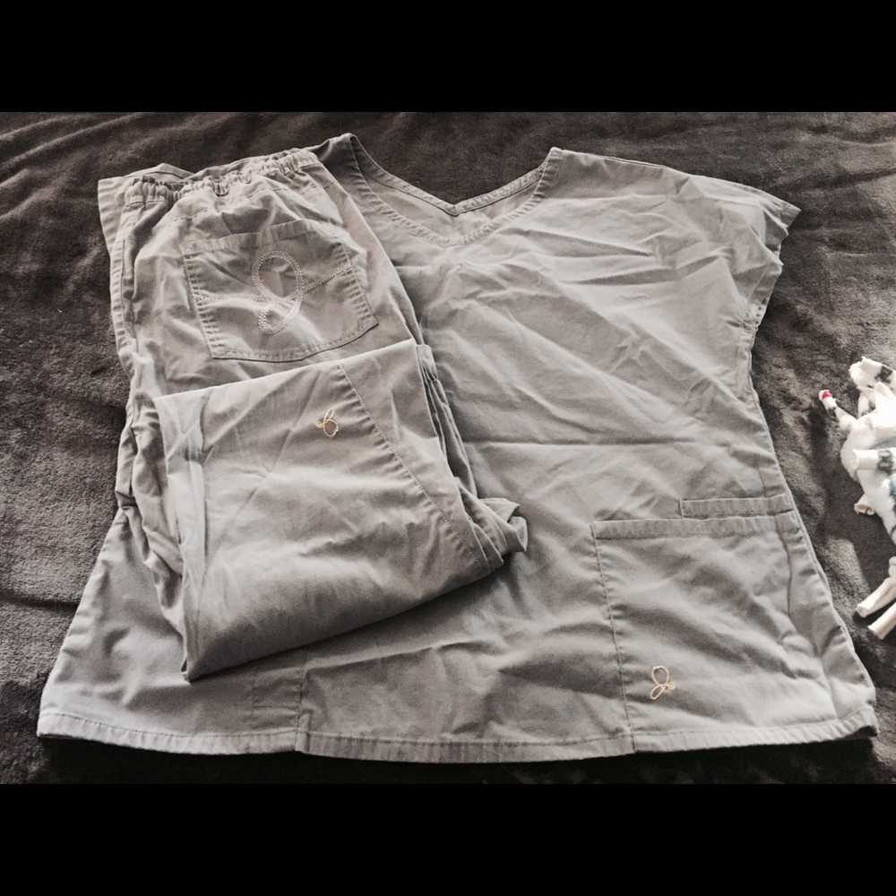 Grey Jaanuu scrubs size large. Used twice.