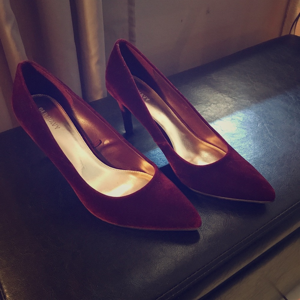 Burgundy velvet pumps