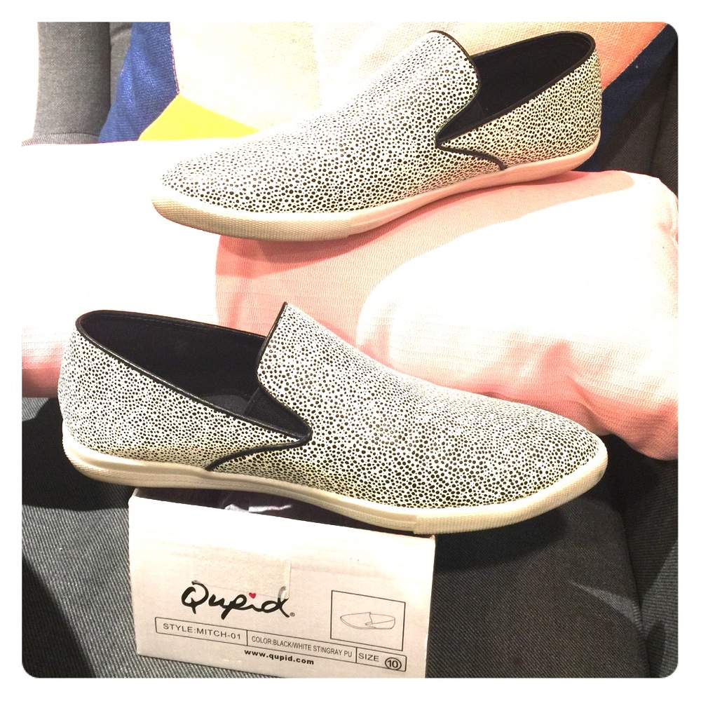 Qupid blk/white spotted slip-ons Size 9.5