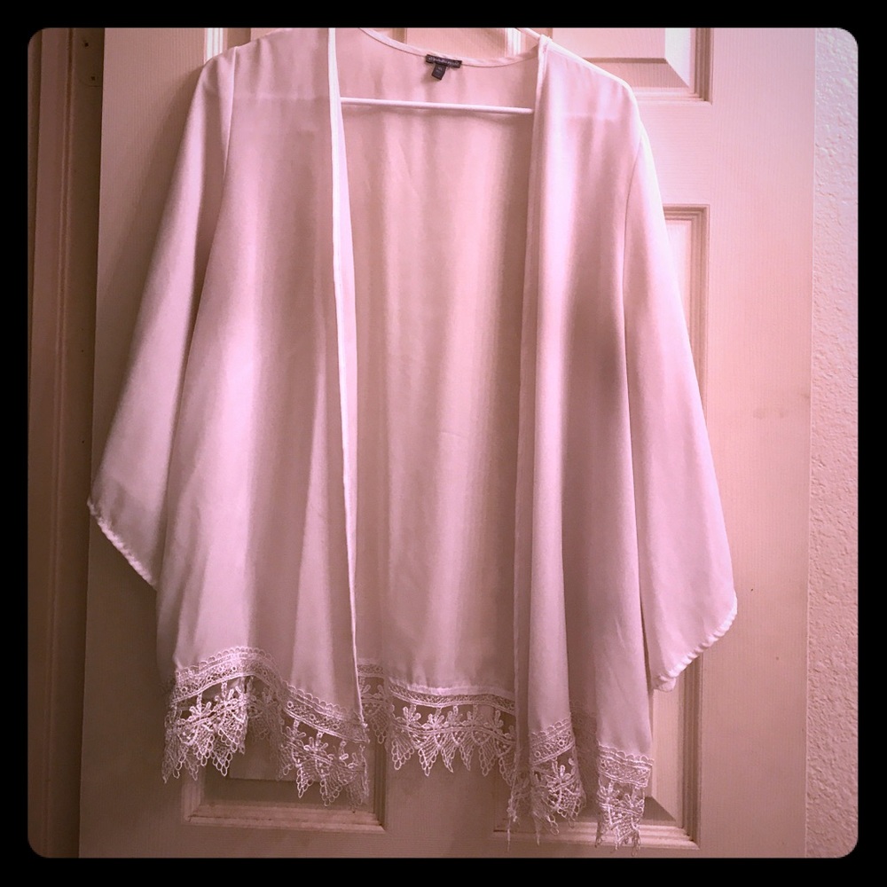 White Short Sleeved Kimono w/ Lace Trim
