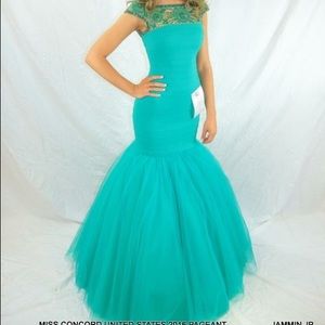 Prom and pageant gown Prom and pageant gown