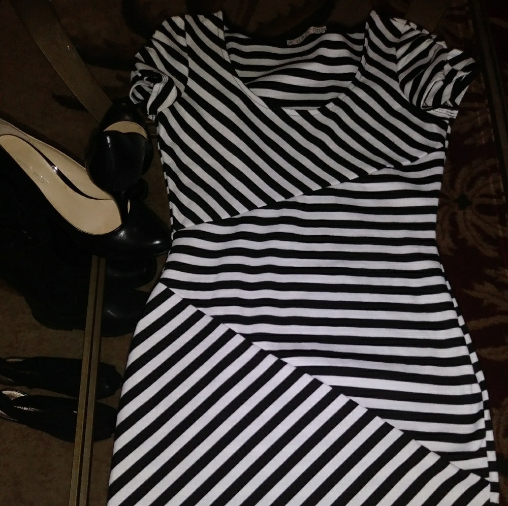 GUC💕BLACK AND WHITE DRESS - Picture 4 of 7
