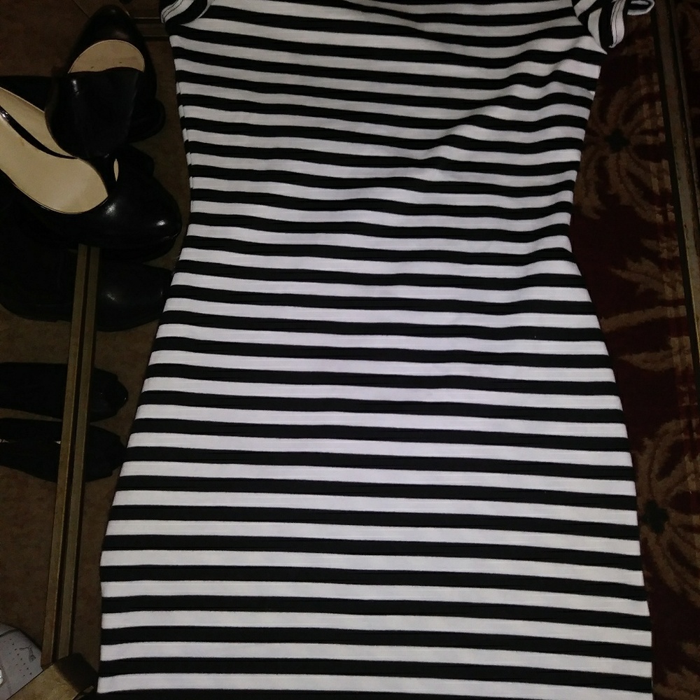 GUC💕BLACK AND WHITE DRESS - Picture 5 of 7