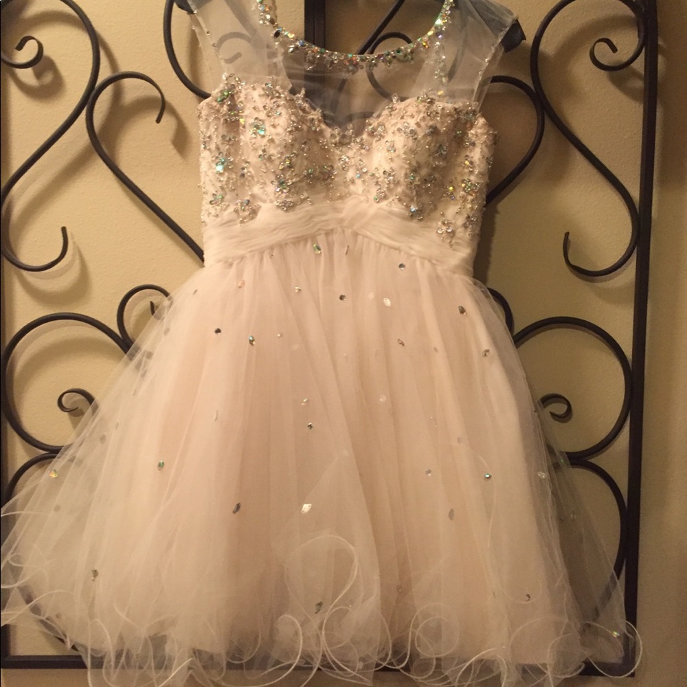 Mari Lee short Cream dress with ruffled skirt HoCo