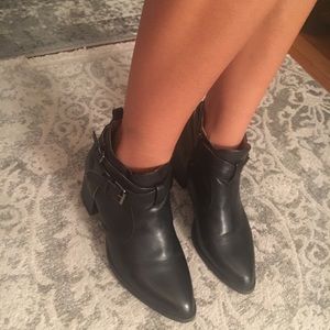 Pointed toe black bootie