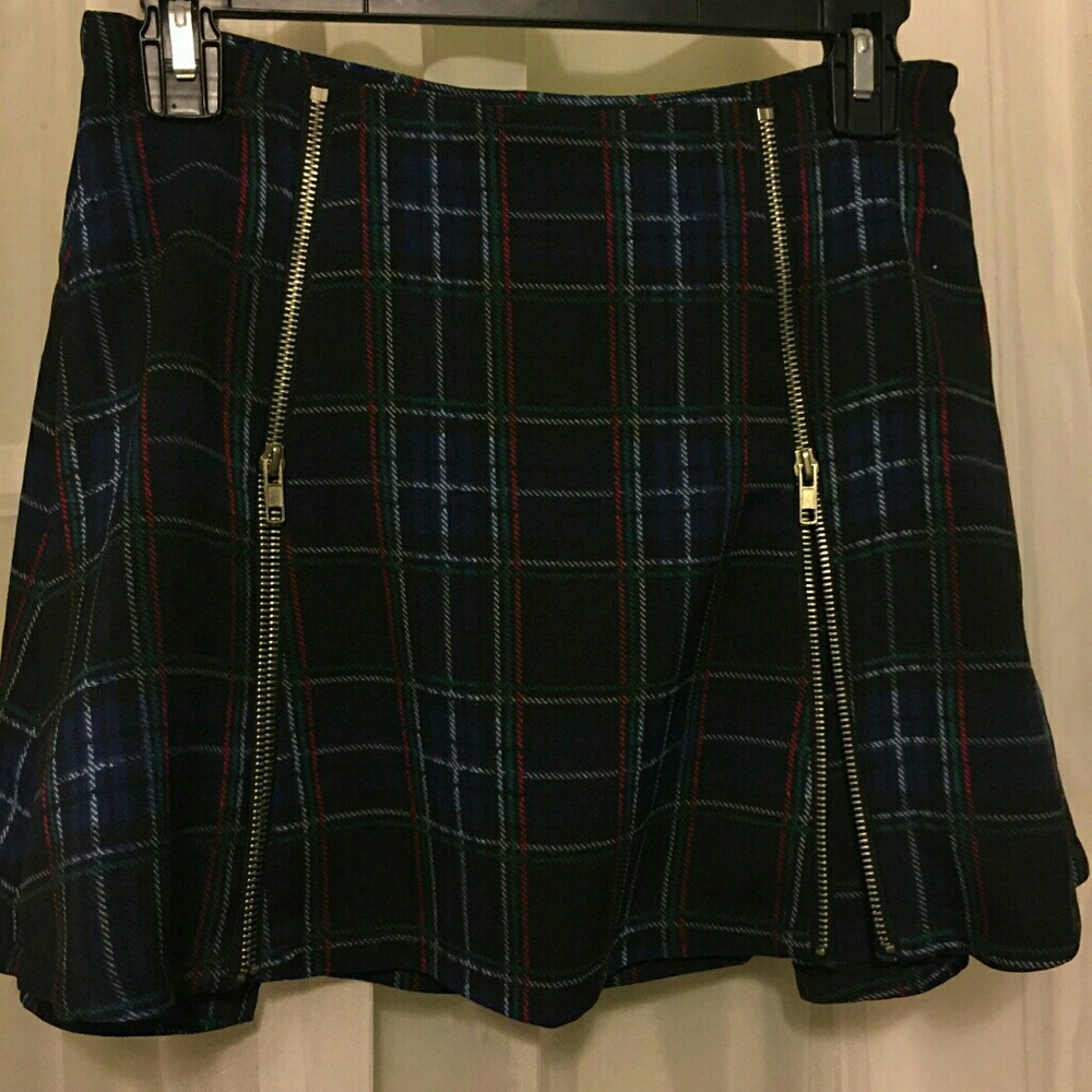 Plaid skirt with decorative zippers