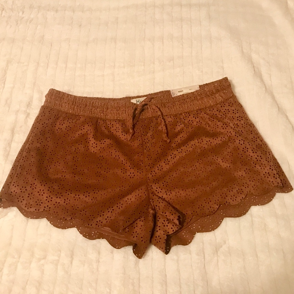 🚫SOLD🚫Mudd Suede Scallop Short - Picture 2 of 6