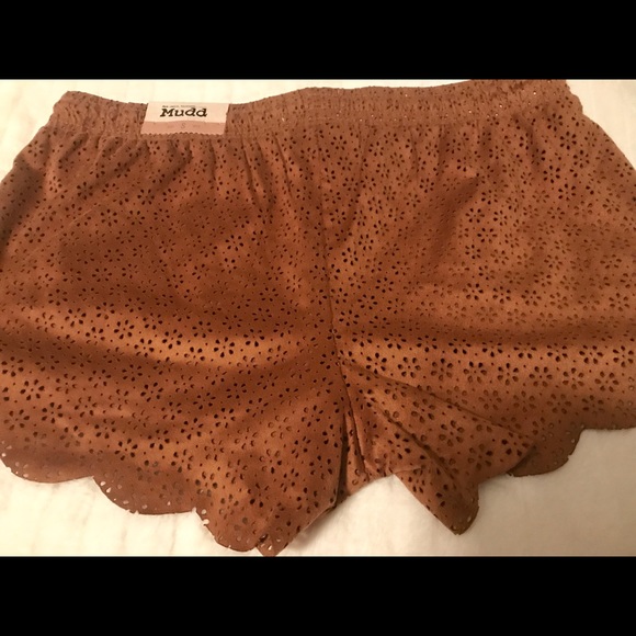 🚫SOLD🚫Mudd Suede Scallop Short - Picture 4 of 6