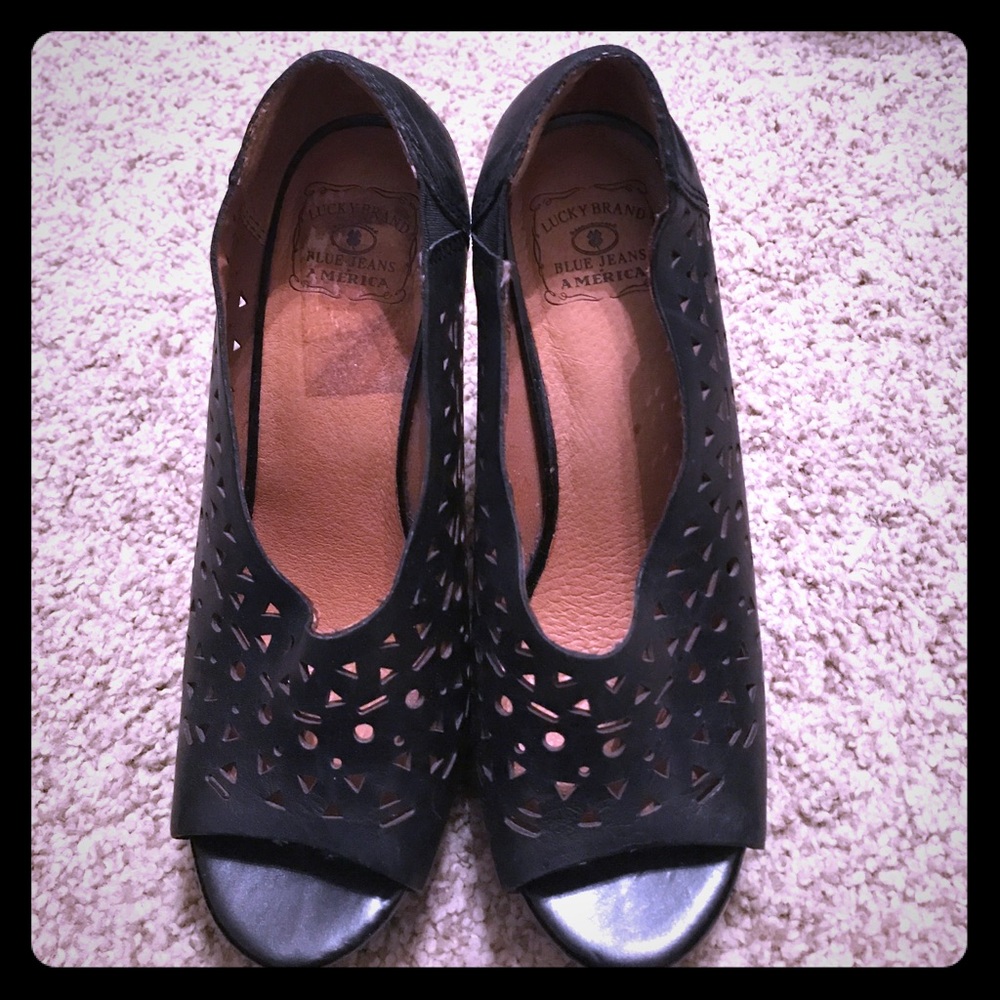 Black lucky brand die cut heels