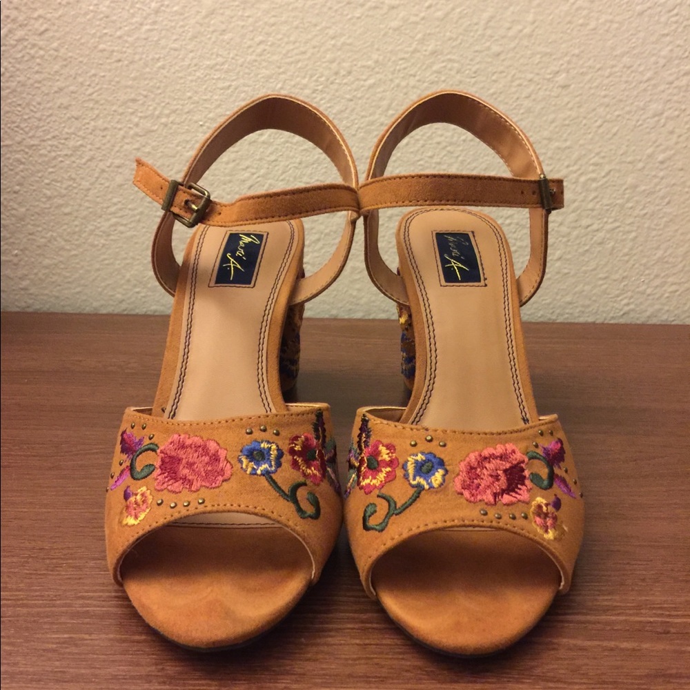 Adorable heels with flower design