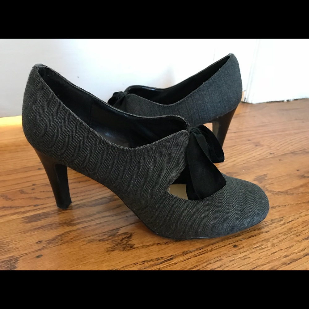 Grey Mary Jane style pumps with black bow
